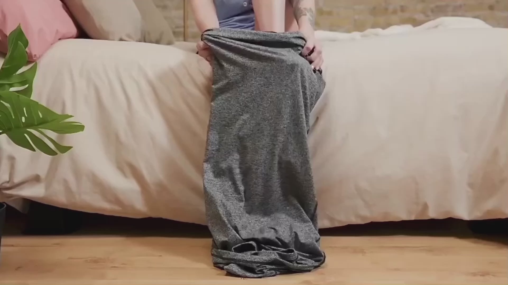 Charger la vidéo : <p>Enfiler votre cocon <strong>est un jeu d'enfant</strong>: Il <strong>s'enfile et se retire</strong> <strong>comme un pantalon</strong>, rien de plus compliqué.</p>